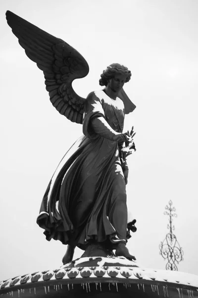 Rzeźba Anioł ze śniegiem w Central Parku w stylu vintage — Zdjęcie stockowe