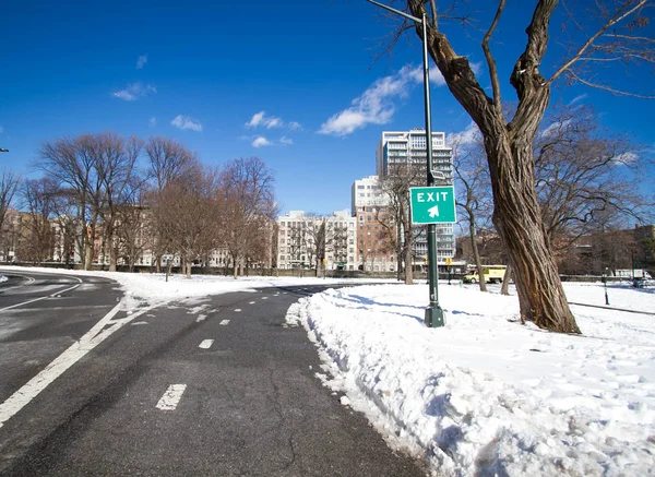 Eğri ve çıkış yolu işaret ile mavi gök, New York Central Park, kar üstünde — Stok fotoğraf