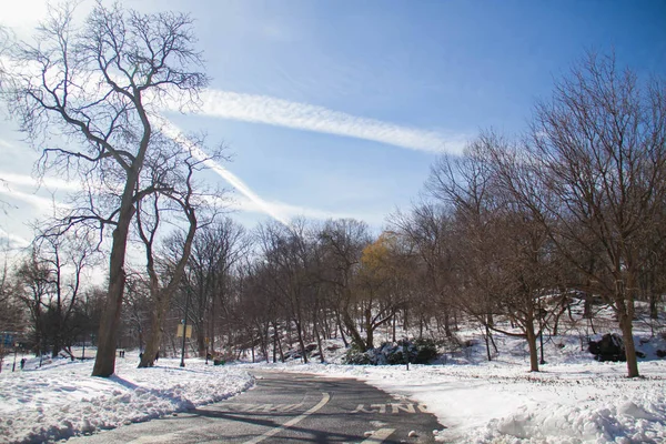 Vägen mellan snow Park i vinter och molnet — Stockfoto