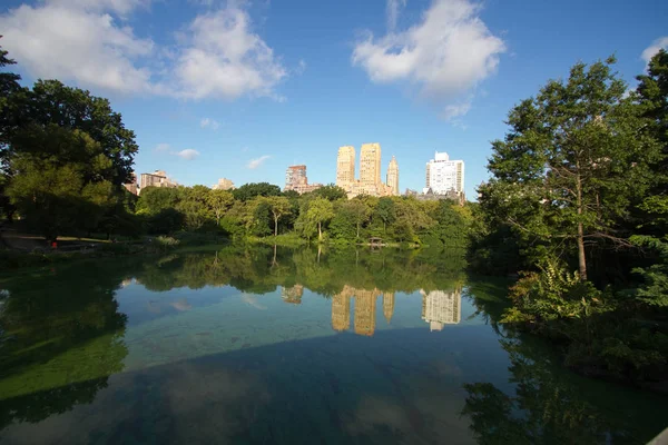 Kalmerende duidelijk meer in Central Park en gebouwen in Manhattan — Stockfoto