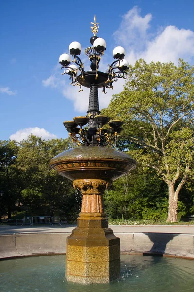 Fuente Cherry Hill con árboles de cielo azul en verano en Central Park — Foto de Stock