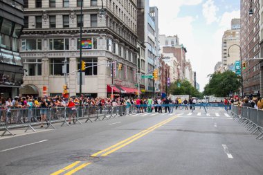 Manhattan, New York, 25 Haziran 2017: Gay Pride Parade ve izleyiciler için kapalı yol