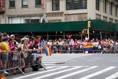Manhattan, New York, 25 Haziran, 2017:many dinleyiciler üzerinde yaya Gay Pride Parade için