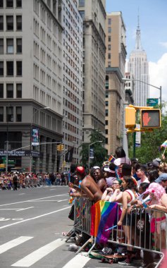 Manhattan, New York, 25 Haziran 2017: insanlar Gay Pride Parade ve Empire State Binası için bekleyin