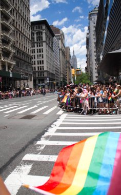 Manhattan, New York, 25 Haziran 2017: çapraz yol ve Gay Pride Parade için seyirci