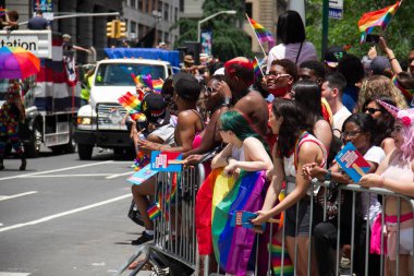 Manhattan, New York, 25 Haziran 2017: birçok kişi Gay Pride Parade için bekleyin