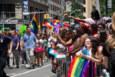Manhattan, New York, 25 Haziran 2017: izleyiciyle Gökkuşağı bayrağı ve Gay Pride Parade insanlarda