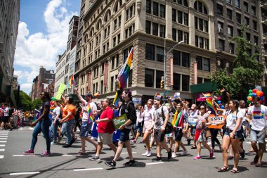 Manhattan, New York, 25 Haziran 2017: Gay Pride Parade bulutlu mavi gökyüzü ile yolda