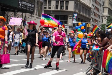 Manhattan, New York, 25 Haziran, 2017:people Gay Pride Parade ve dinleyiciler