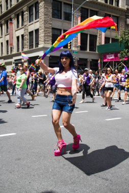 Manhattan, New York, 25 Haziran 2017: Gay Pride Parade Gökkuşağı bayrağı ile