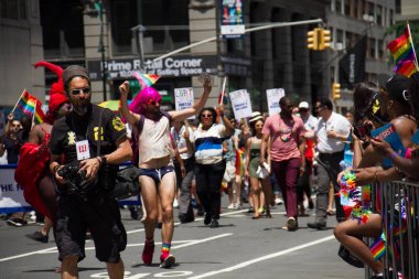 Manhattan, New York, 25 Haziran 2017: Gay Pride Parade ve dinleyiciler sokak
