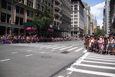 Gay Pride Parade için insanlar arasındaki yol Manhattan, New York, 25 Haziran 2017: