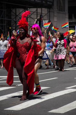 Manhattan, New York, 25 Haziran 2017: Gay Pride Parade kırmızı kostümü