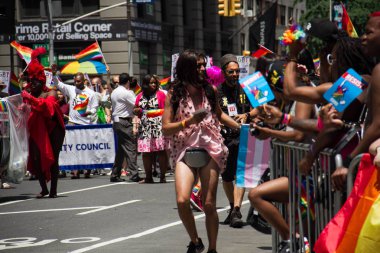 Gay Pride Parade ve dinleyiciler yolu üzerinde pembe kostüm bizzat Manhattan, New York, 25 Haziran 2017: