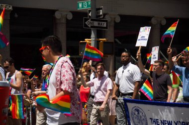 Manhattan, New York, 25 Haziran 2017: gökkuşağı bayrakları Gay Pride Parade insanlarla