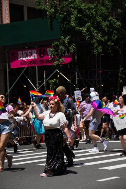 Gay Pride Parade Manhattan, New York, 25 Haziran 2017: insanlarda Caddesi üzerinde