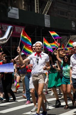 Gay Pride Parade Manhattan, New York, 25 Haziran 2017: insanlarda gökkuşağı bayrakları ile