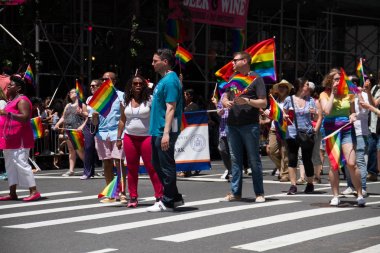 Manhattan, New York, 25 Haziran 2017: Grup Gay Pride Parade insan