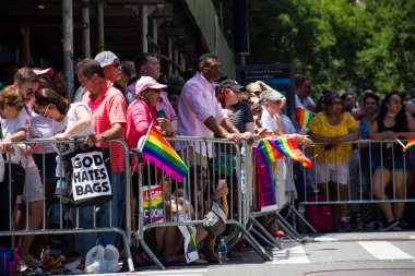 Manhattan, New York, 25 Haziran 2017: izleyici Eşcinsel gurur geçit engelleri arkasında