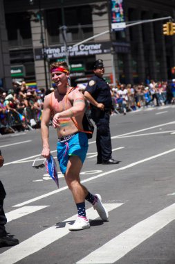Manhattan, New York, 25 Haziran 2017: Gay Pride Parade bir adam