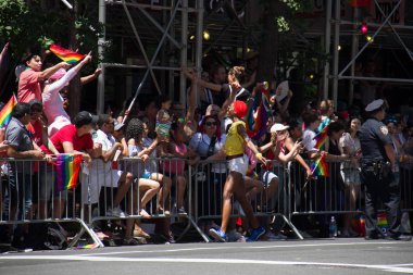 Manhattan, New York, 25 Haziran, 2017:audience Gay Pride Parade gölgede altında