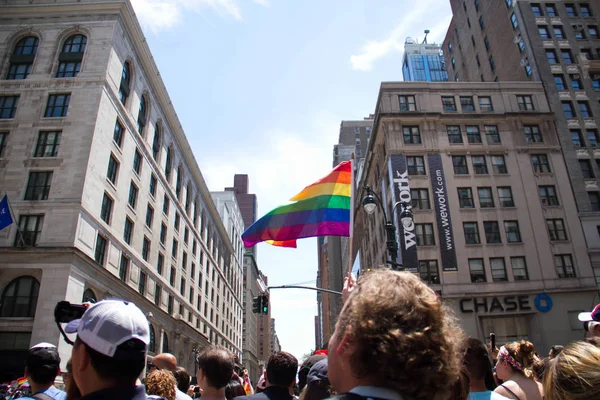 Manhattan, Nowy Jork, zm. 25 czerwca 2017: tęczowa flaga nad ludzi czekających na Gay Pride Parade — Zdjęcie stockowe