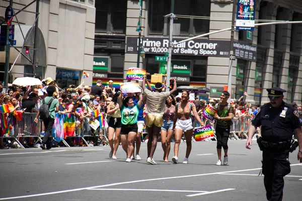 Manhattan, Nowy Jork, zm. 25 czerwca 2017: maszerujących w Gay Pride Parade — Zdjęcie stockowe