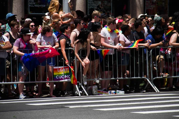 Manhattan, New York, 25 giugno 2017: il pubblico guarda The Gay Pride Parade on road — Foto Stock