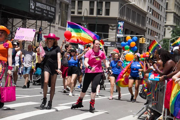 Manhattan, Nowy Jork, 25 czerwca, 2017:people w Gay Pride Parade i odbiorców — Zdjęcie stockowe