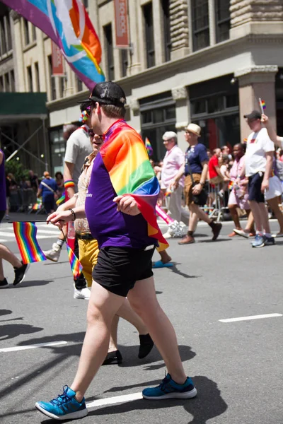 Manhattan, Nowy Jork, zm. 25 czerwca 2017: człowiek w fioletową koszulkę w Gay Pride Parade — Zdjęcie stockowe