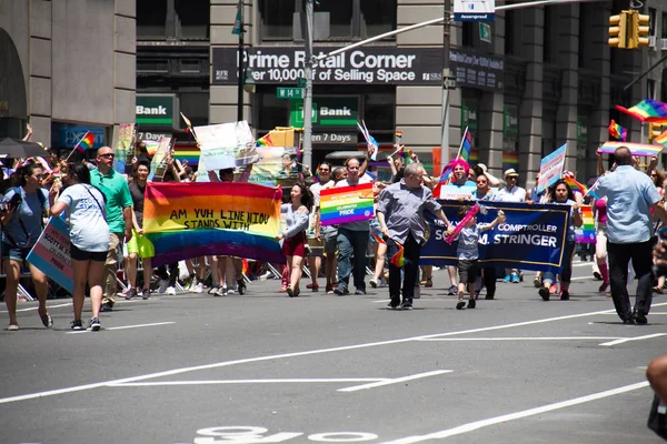 Manhattan, Nowy Jork, zm. 25 czerwca 2017: Gay Pride Parade z rainbow banery — Zdjęcie stockowe