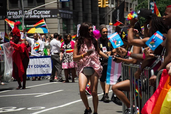 Манхэттен, Нью-Йорк, 25 июня 2017 года: человек в розовом костюме в The Gay Pride и публика на дороге — стоковое фото