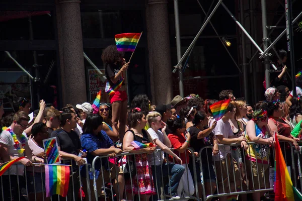 Манхэттен, Нью-Йорк, 25 июня 2017 года: аудитория за забором для гей-прайда — стоковое фото