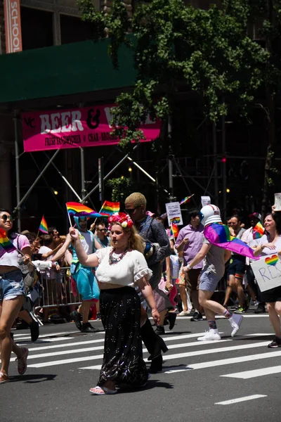 Manhattan, Nowy Jork, zm. 25 czerwca 2017: ludzie w Gay Pride Parade na ulicy — Zdjęcie stockowe