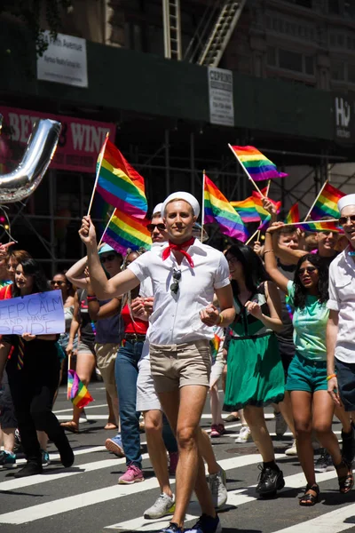 Manhattan, Nowy Jork, zm. 25 czerwca 2017: ludzie w Gay Pride Parade z tęczowymi flagami — Zdjęcie stockowe