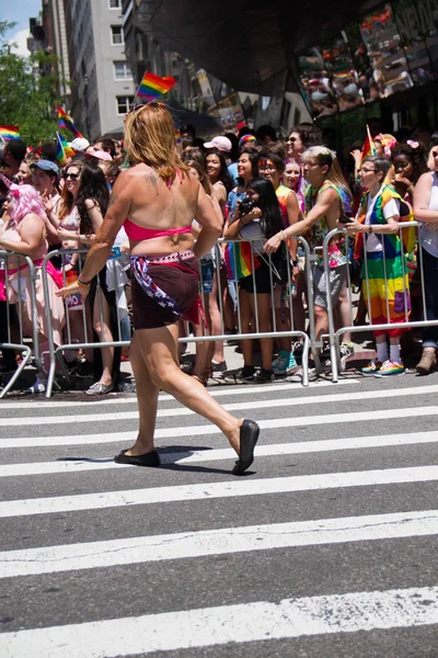 マンハッタン、ニューヨーク、2017 年 6 月 25 日: ゲイ プライド パレードで派手な衣装 — ストック写真