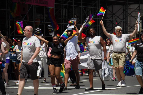 Manhattan, Nowy Jork, zm. 25 czerwca 2017: ludzie w Gay Pride Parade — Zdjęcie stockowe