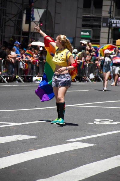 Manhattan, Nowy Jork, 25 czerwca, 2017:woman w żółtej koszulce w Gay Pride Parade — Zdjęcie stockowe