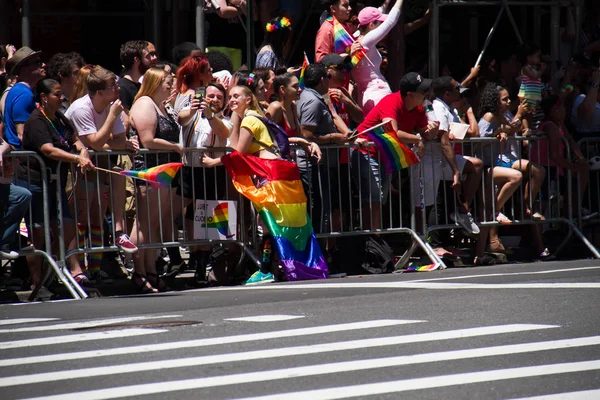 曼哈顿，纽约，2017 年 6 月 25 日： 观众与彩虹旗在同性恋骄傲游行 — 图库照片