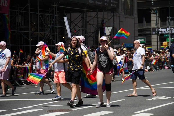 Манхэттен, Нью-Йорк, 25 июня 2017 года: часть гей-прайда с радужным флагом — стоковое фото