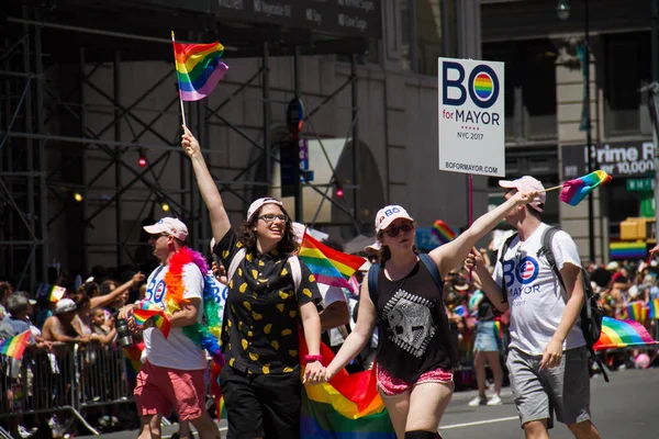 Manhattan, Nowy Jork, zm. 25 czerwca 2017: grupy w Gay Pride Parade — Zdjęcie stockowe