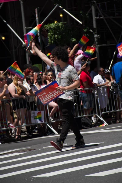 Manhattan, Nova York, 25 de junho de 2017: uma parte do The Gay Pride Parade e do público — Fotografia de Stock