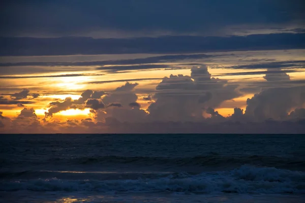 Nublado céu do nascer do sol no mar escuro — Fotografia de Stock