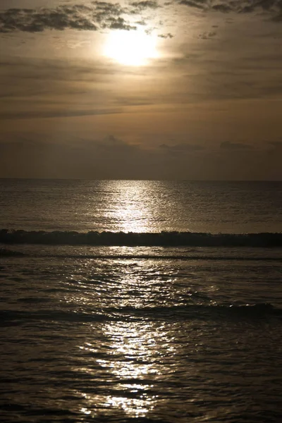 Le lever du soleil se reflète sur l'océan sombre ondulant — Photo