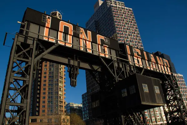 Köprü aktarım, makas köprüleri makas köprüsü Plaza State Park, mavi gökyüzü ile destek