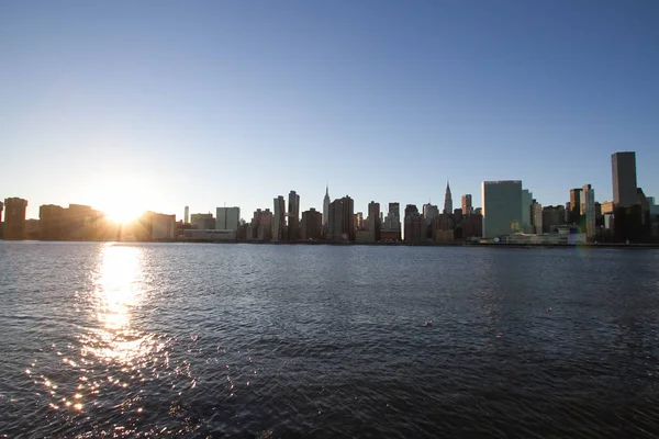 East River y Manhattan con reflejo de puesta de sol — Foto de Stock