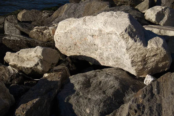 Güneş ışığı ve gölge ile birçok şekil kayalarda