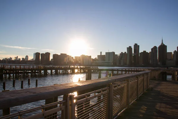 Günbatımı ve iskelesi makas köprüsü Plaza State Park, Nehri ile Manhattan şehir
