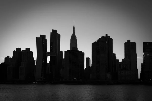 Silhouette Buildings of Manhattan in the black and white — Stock Photo, Image