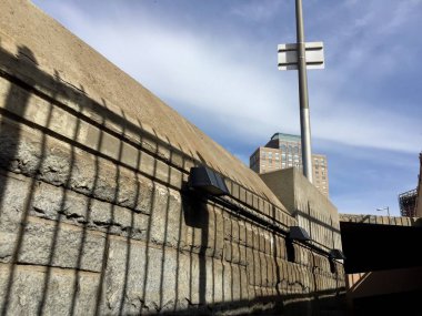 Mavi gökyüzü ile beton duvar çit'ın gölge